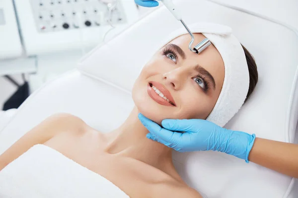 Bella giovane donna durante la procedura cosmetica — Foto Stock