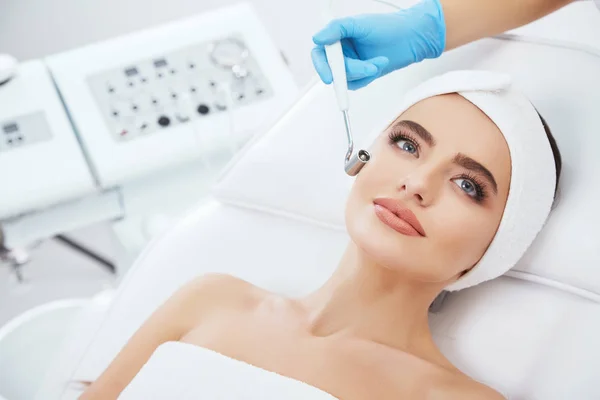 Bella giovane donna durante la procedura cosmetica — Foto Stock