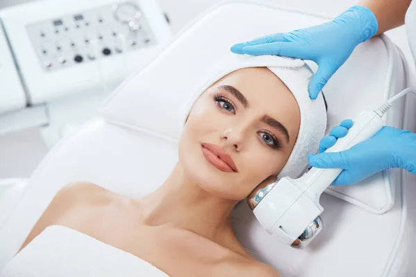 Mulher fazendo procedimento cosmético — Fotografia de Stock