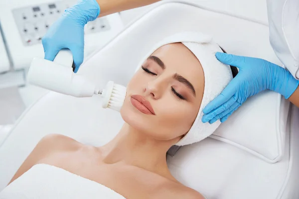 Cute girl doing cosmetic procedure — Stock Photo, Image