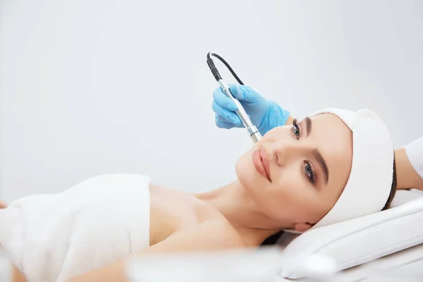 Mujer joven haciendo procedimiento cosmético —  Fotos de Stock