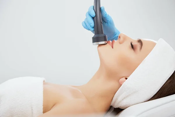 Mujer joven haciendo procedimiento cosmético — Foto de Stock