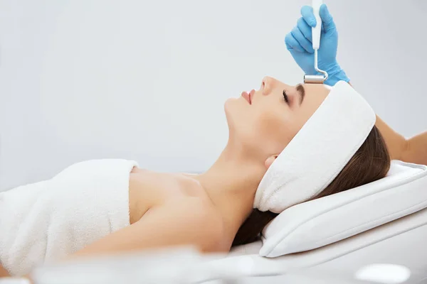 Bella giovane donna durante la procedura cosmetica — Foto Stock