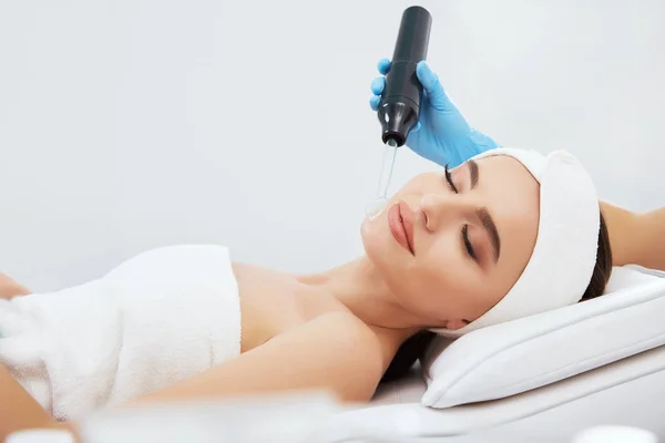 Beautiful young woman during cosmetic procedure — Stock Photo, Image