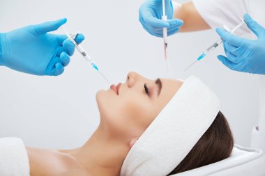 Genç kadının dudak büyütme yapması