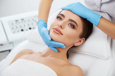 Güzel kadının yüz masaj doktor