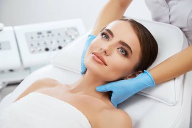 Doktorlar eller kadın boyun Masaj 