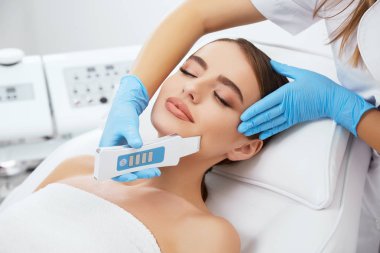 Dermatolojik yordamı yapıyor doktor