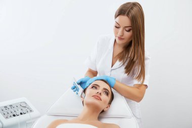 Dermatolojik yordamlar yapıyor doktor