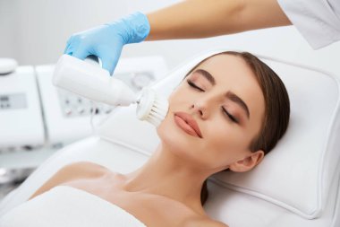 Genç kadın kozmetik prosedür sırasında