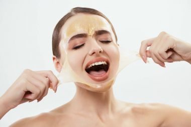 kadının yüzündeki sarı maskesi