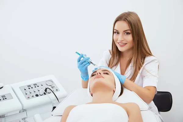 Jovem mulher fazendo procedimento cosmético — Fotografia de Stock