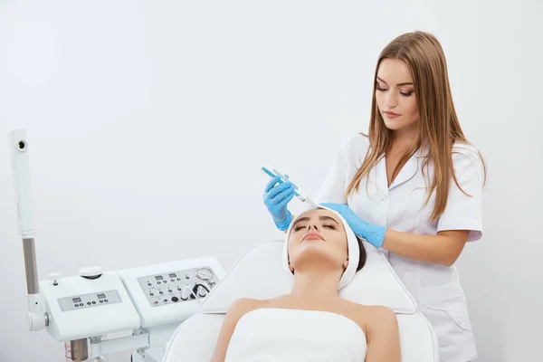 Giovane donna che fa procedura cosmetica — Foto Stock