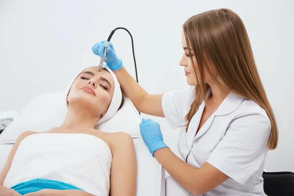 Jovem mulher fazendo procedimento cosmético — Fotografia de Stock