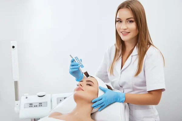 Jovem mulher fazendo procedimento cosmético — Fotografia de Stock