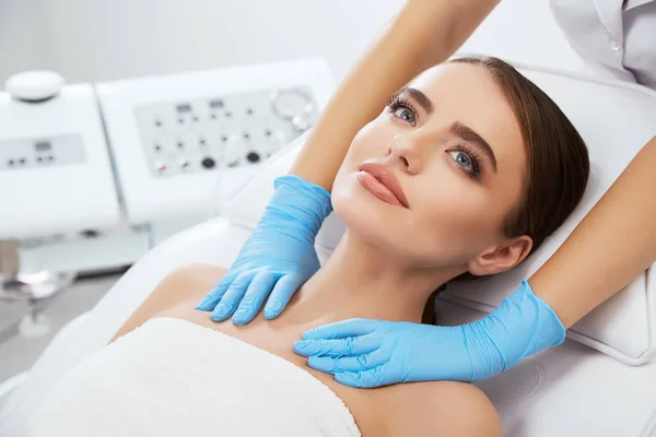 Médico massageando rosto de mulher — Fotografia de Stock
