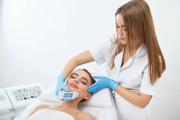 Médico fazendo procedimentos dermatológicos — Fotografia de Stock