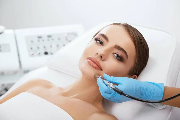 Doctordoing mechanic peeling with diamond polishing — Stock Photo, Image