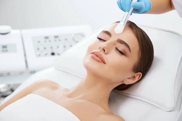 Doctor touching face with brush — Stock Photo, Image