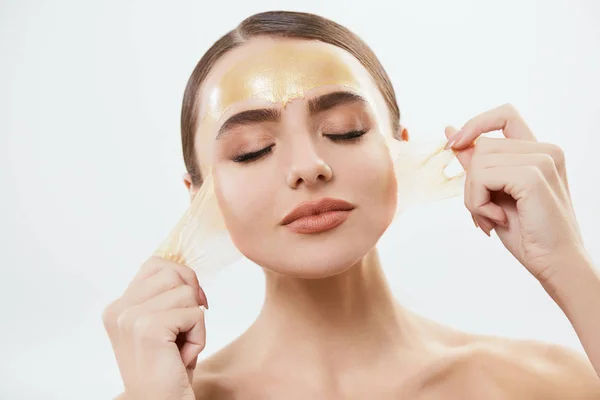 Frau mit gelber Maske im Gesicht — Stockfoto