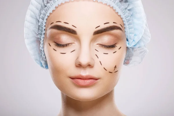 Mujer con líneas de perforación en la cara — Foto de Stock