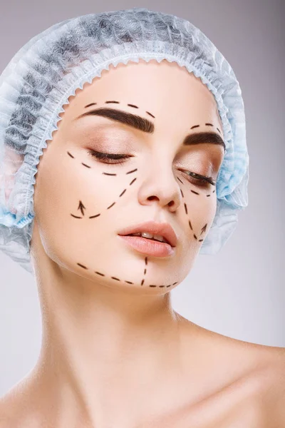 Donna con linee di perforazione sul viso — Foto Stock