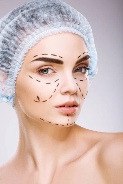 Femme avec lignes de perforation sur le visage — Photo