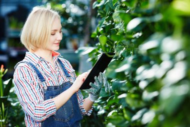 Bitkiler duran genç kadın 