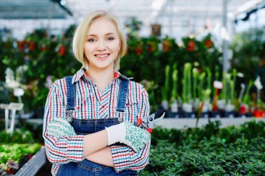 Sarı saçları ile gülümseyen genç çiçekçi