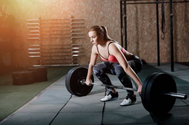 genç kadın barbell ile eğitim