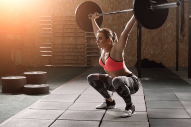 genç kadının yapması barbell ile ağız kavgası.