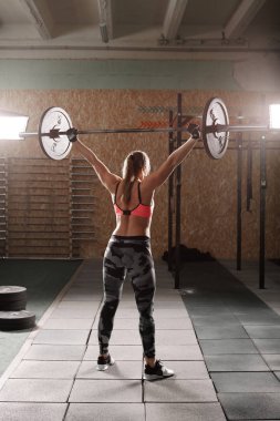 genç kadının yapması barbell ile ağız kavgası.