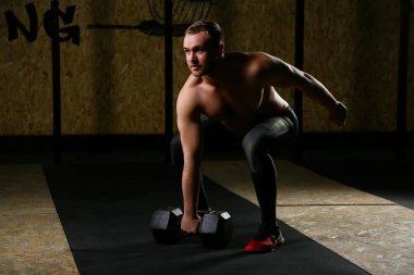 Sporcu ile Halter salonunda egzersiz