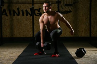Sporcu ile Halter salonunda egzersiz