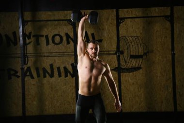 Sporcu ile Halter salonunda egzersiz