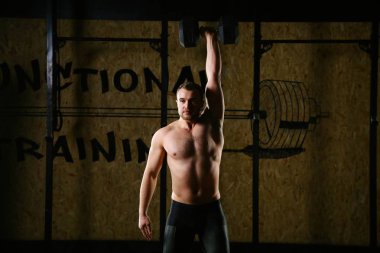 Sporcu ile Halter salonunda egzersiz