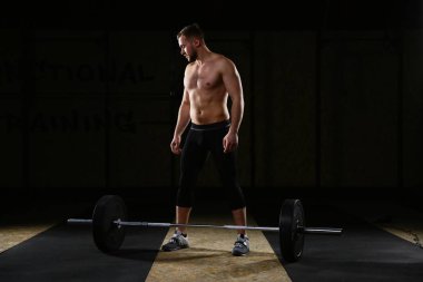 atletik adam halter ayakta