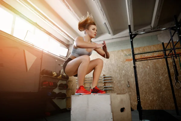 Жінка робить крос тренування тренування — стокове фото