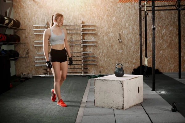 Młode kobiety stojącej w siłowni — Zdjęcie stockowe