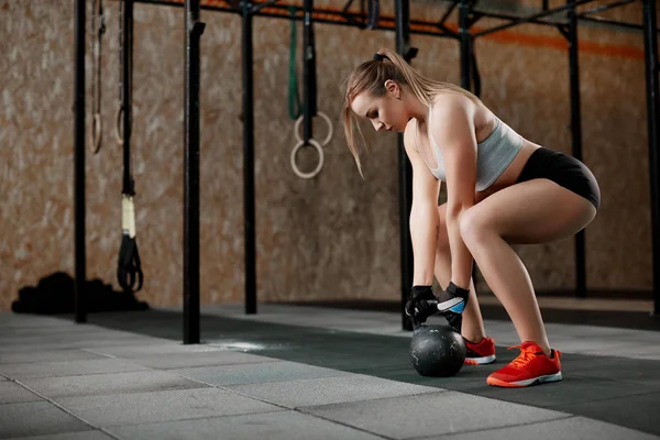 Jovem fazendo exercícios com kettlebell — Fotografia de Stock