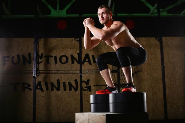 Sportman permanent op doos voor sprongen — Stockfoto