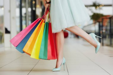 Kız alışveriş torbaları ile