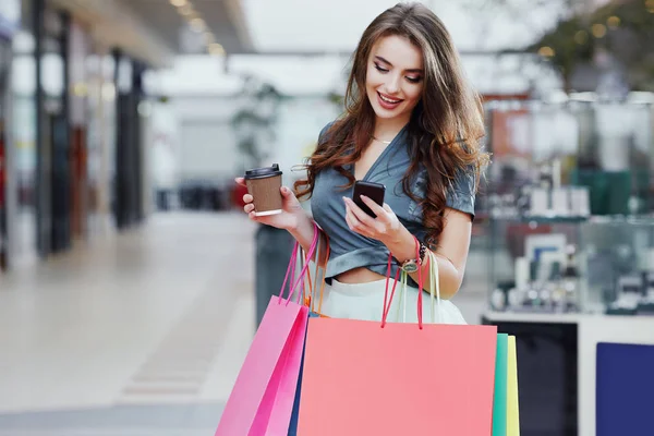 Mujer joven con bolsas de compras —  Fotos de Stock