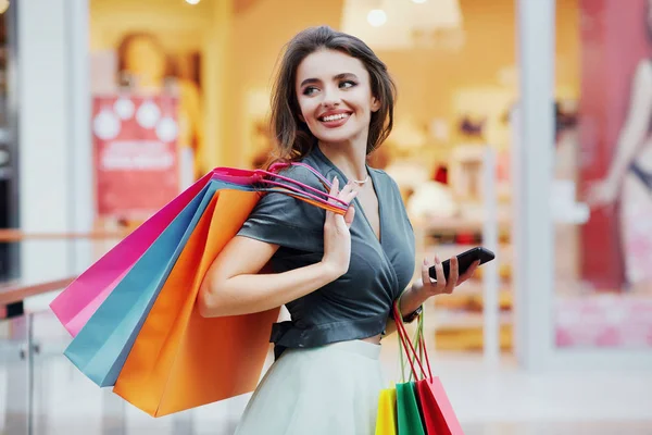 Jovem com sacos de compras — Fotografia de Stock