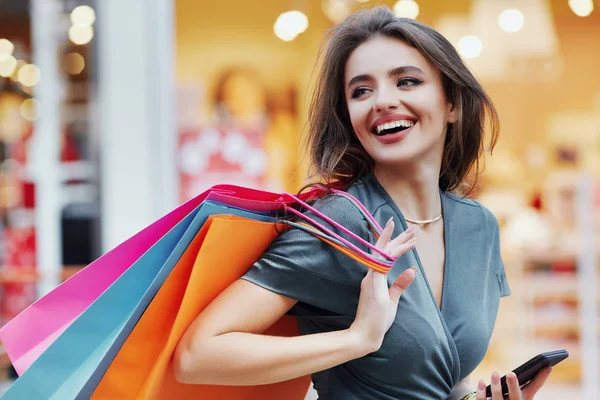 Mujer joven con bolsas de compras —  Fotos de Stock