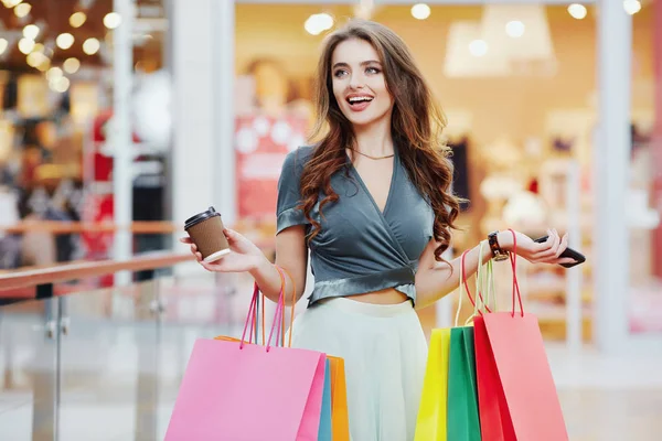 Mujer joven con bolsas de compras —  Fotos de Stock