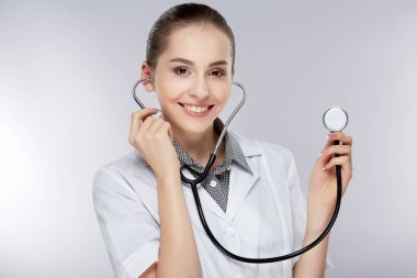 güzel kadın doktor stetoskop ile