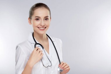 güzel kadın doktor stetoskop ile