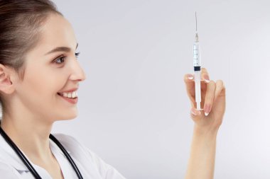 güzel genç doktor stetoskop ile