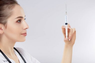 güzel genç doktor stetoskop ile